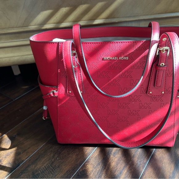 Brand new Micheal Kors tote!Wristlet wallet available as well in good condition - Picture 8 of 9